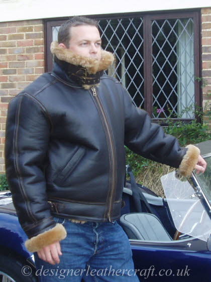 Double Buckle Straps Close the Collar of The Flying Jacket
